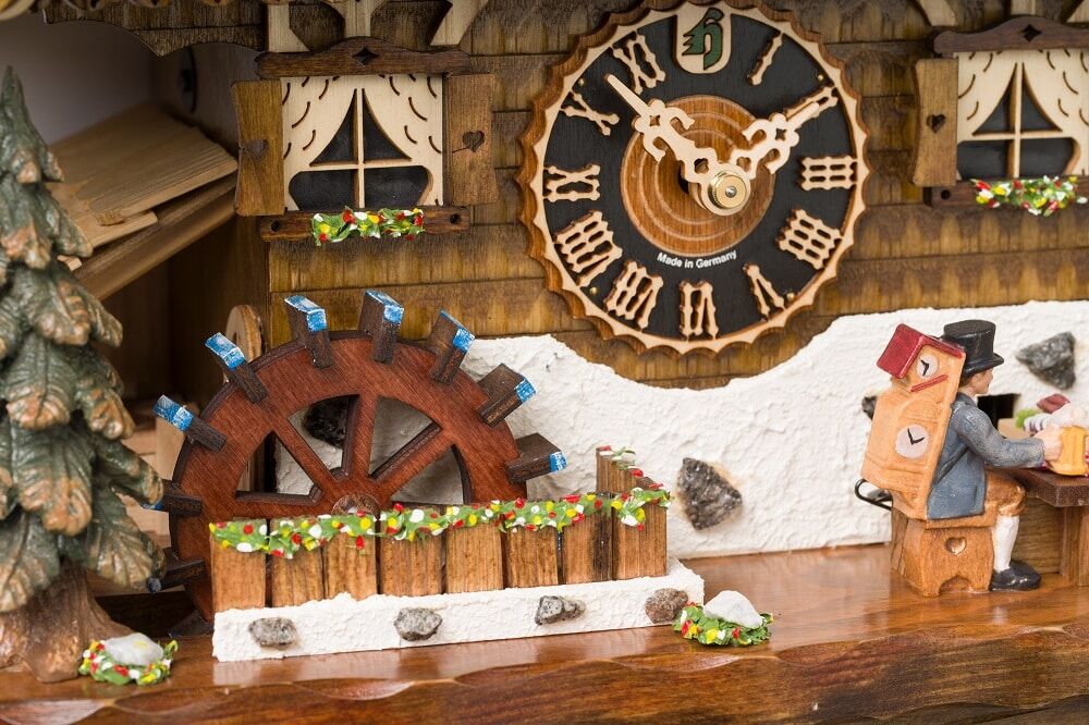 86216T Beerdrinkers 8 Day Musical Cuckoo Clock - Image 4